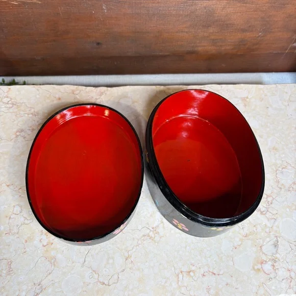 Vintage Lacquered Oval Lidded Box With Painted Flowers & Red Interior - Picture 4 of 11